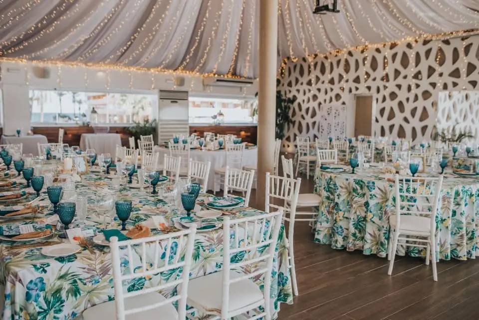 Salón de Area Sunset preparado para una celebración