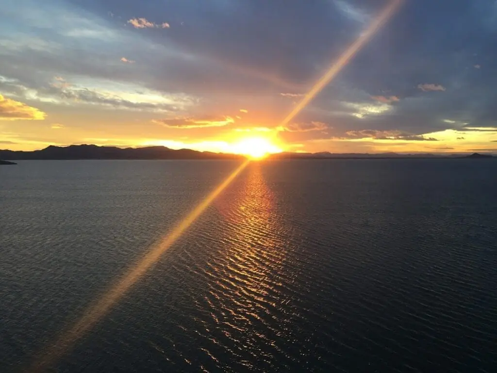 Atardecer sobre el Mar Menor visto desde un apartamento gestionado por Arena Inn