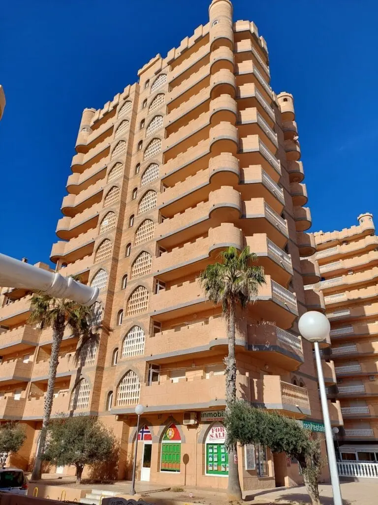 Edificio de apartamentos gestionado por Arena Inn en La Manga