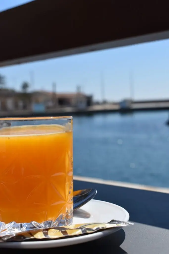 Bebida servida en la terraza de CP8, Cabo de Palos