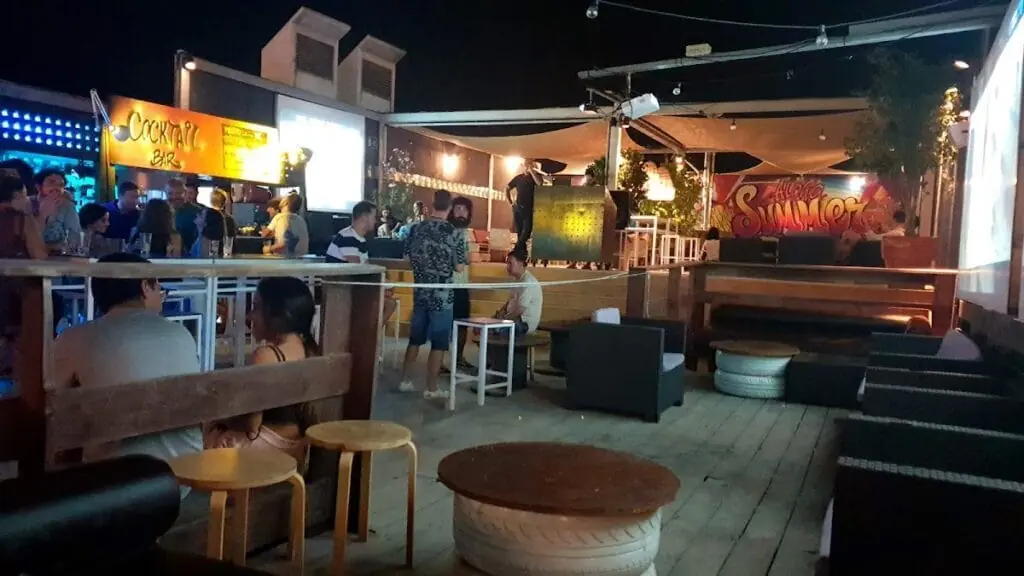 Terraza y barra de cócteles de Ático Mamaluna, discoteca en Cabo de Palos