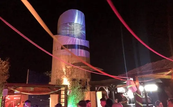 Ambiente nocturno con luces en Ático Mamaluna, Cabo de Palos