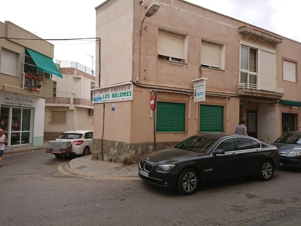 Fachada de la Autoescuela Los Belones en Avenida de la Fuente