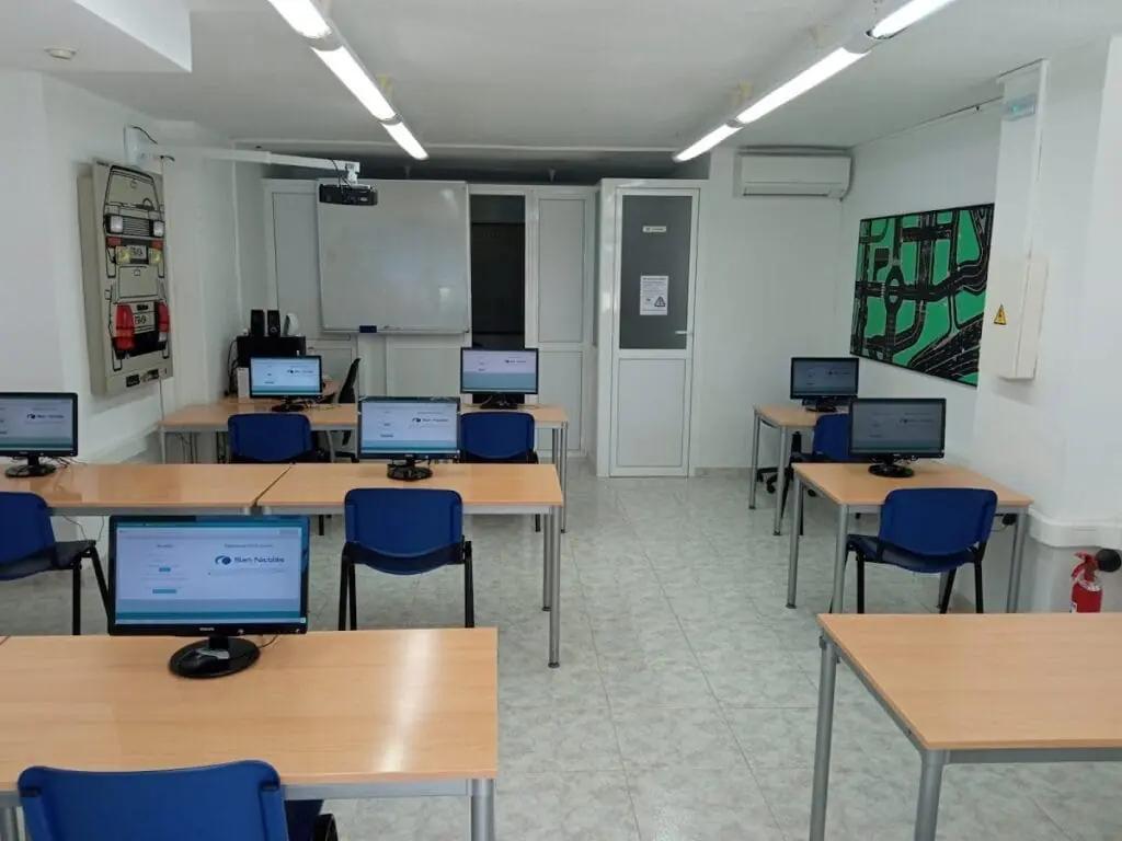 Aula de formación teórica de Autoescuelas San Nicolás, con ordenadores para el examen tipo test