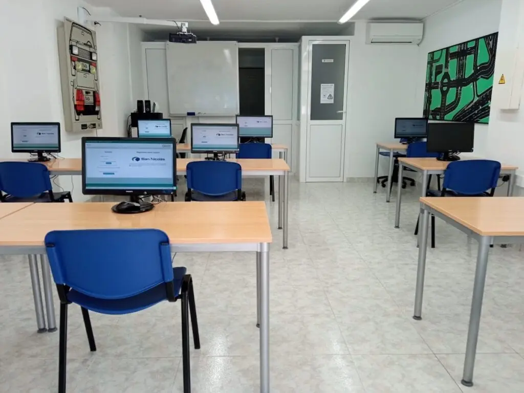 Interior del aula de Autoescuelas San Nicolás, La Manga