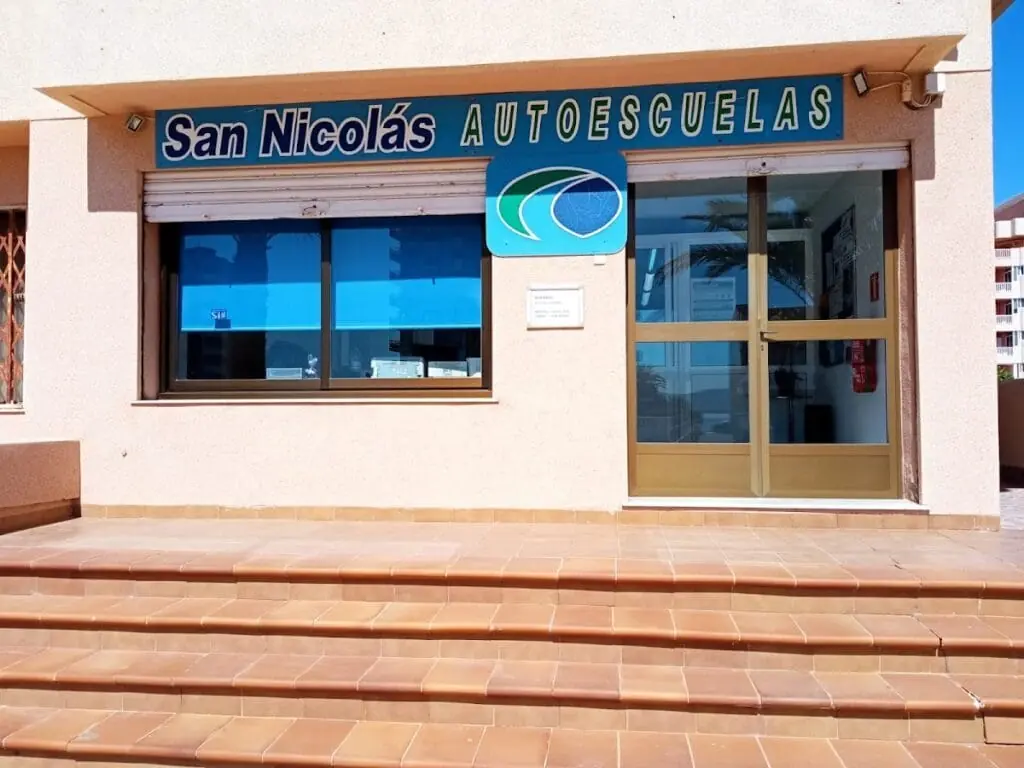 Cartel informativo en el aula de Autoescuelas San Nicolás