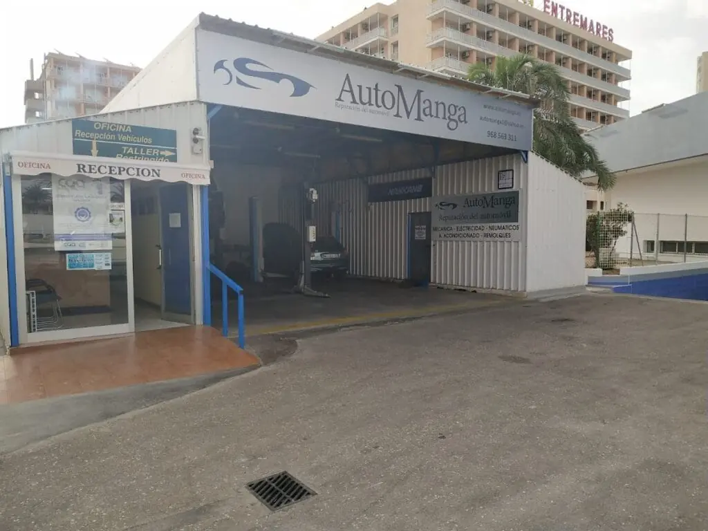 Fachada del taller AutoManga en Cabo de Palos