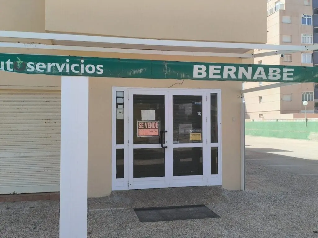 Fachada de Autoservicio Bernabé en el Edificio Maracaibo, La Manga