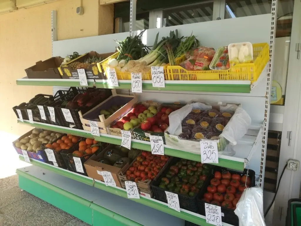 Estanterías de alimentación en Autoservicio Bernabé