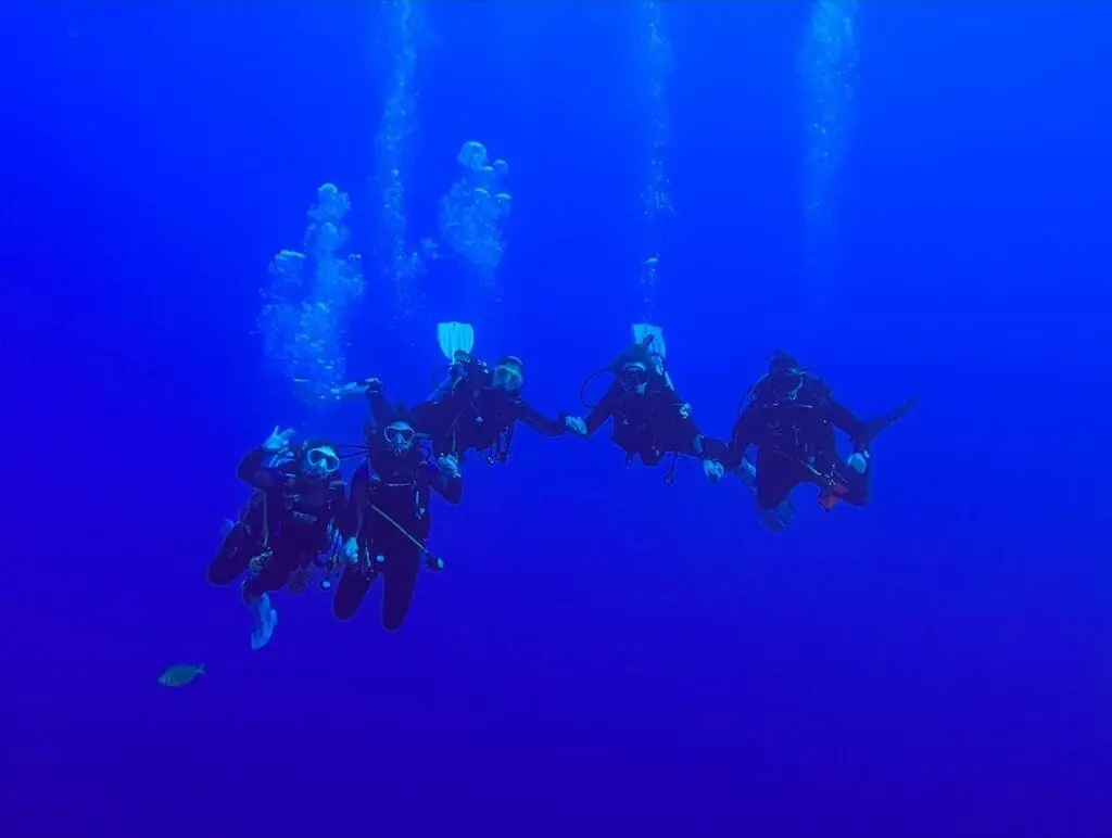 Grupo de buceadores de Balky Sub ascendiendo juntos en la Reserva Marina de Cabo de Palos