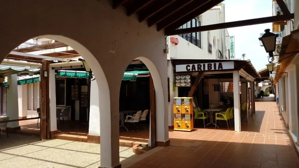 Fachada de Bar Caribia con terraza en la galería del Alcazaba Zoco
