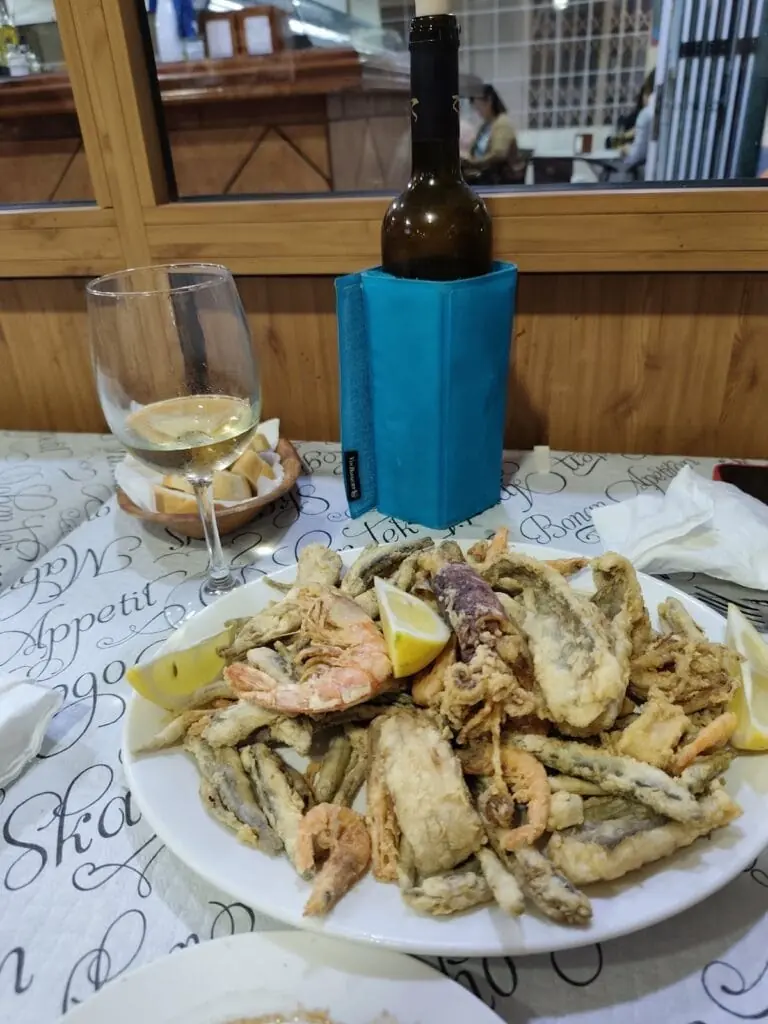 Rótulo de Bar Caribia junto a la pizzería vecina, Alcazaba Zoco