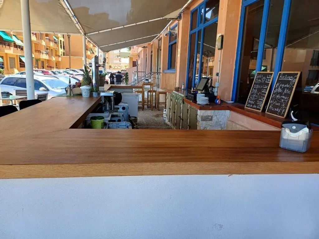 Terraza de Bar de Playa El Velero junto al mar, Urbanización Eurovosa