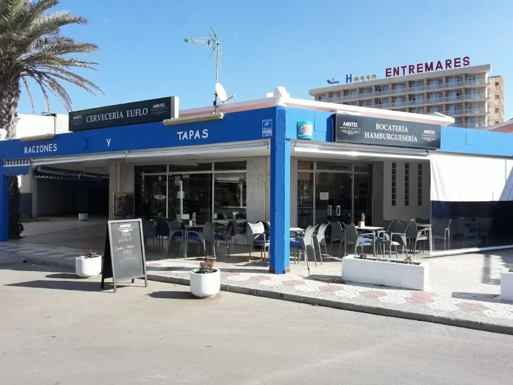 Fachada de Bar Euflo (Cervecería Euflo) junto al Hotel Entremares en Cabo de Palos
