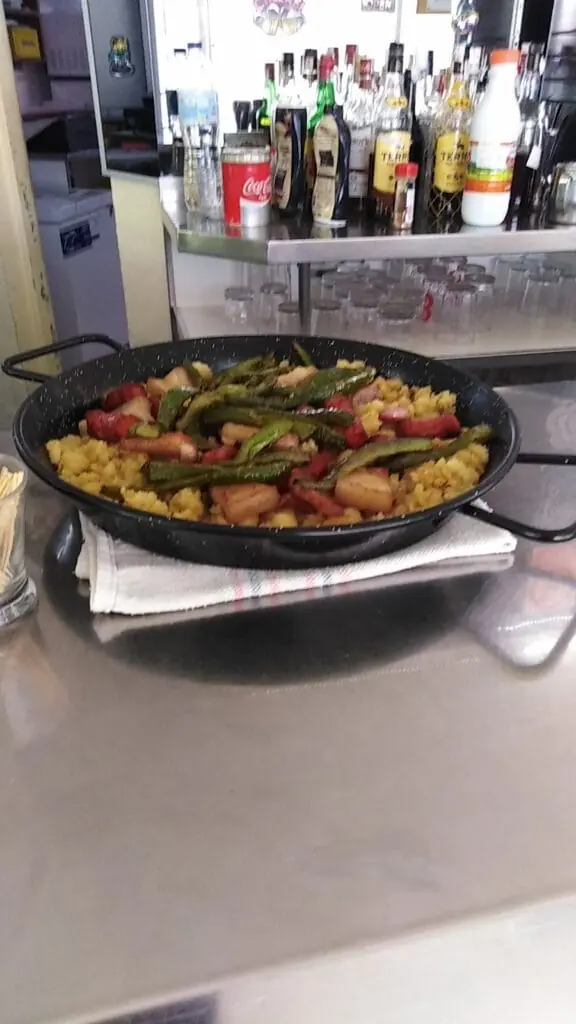 Paella de verduras y carne servida en la barra de Bar Euflo