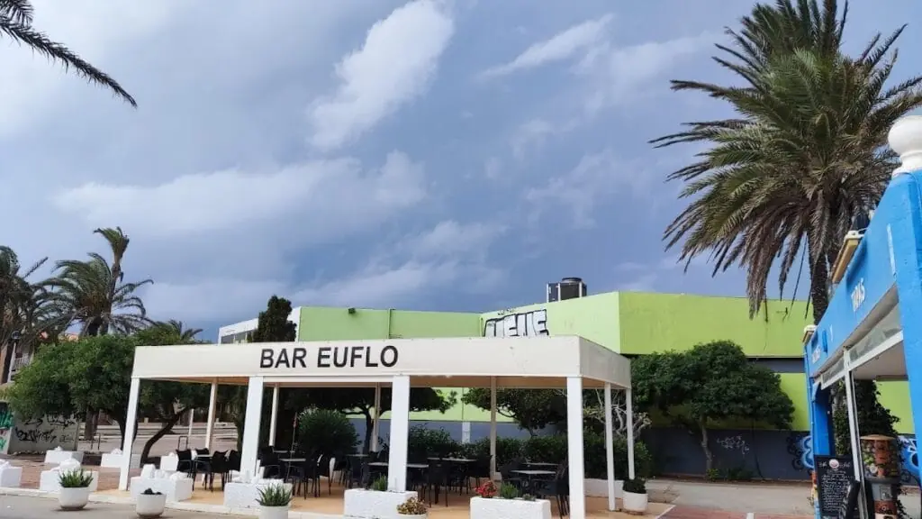 Terraza cubierta de Bar Euflo bajo un cielo nublado