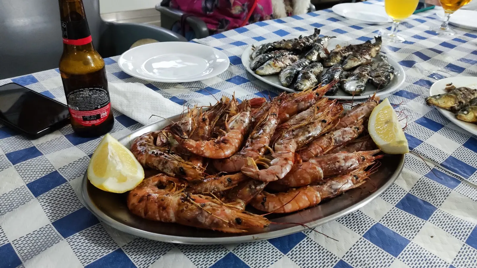 Bandeja de langostinos y sardinas a la plancha servida en Bar Euflo