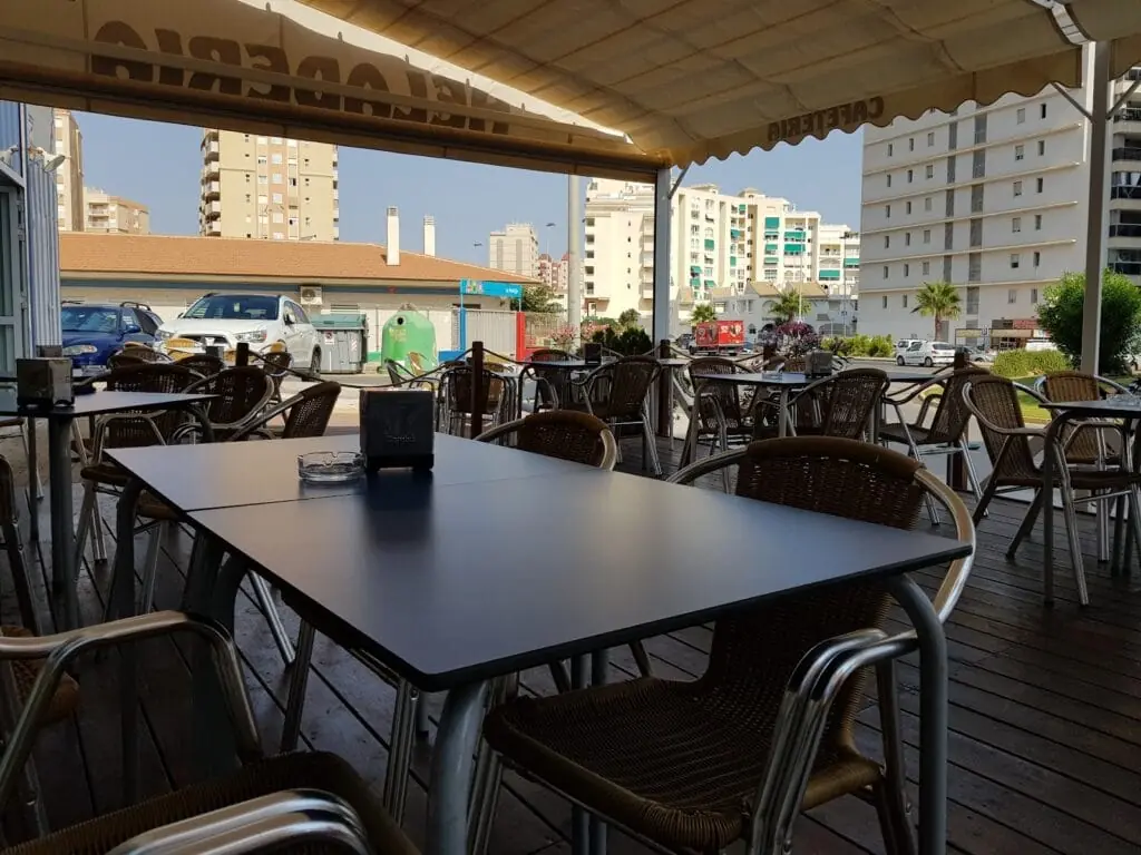 Terraza cubierta de Bar Heladería Mar Mar con vistas a los edificios de La Manga