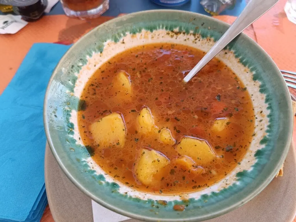Guiso de patatas con caldo servido en Bar Heladería Mar Mar