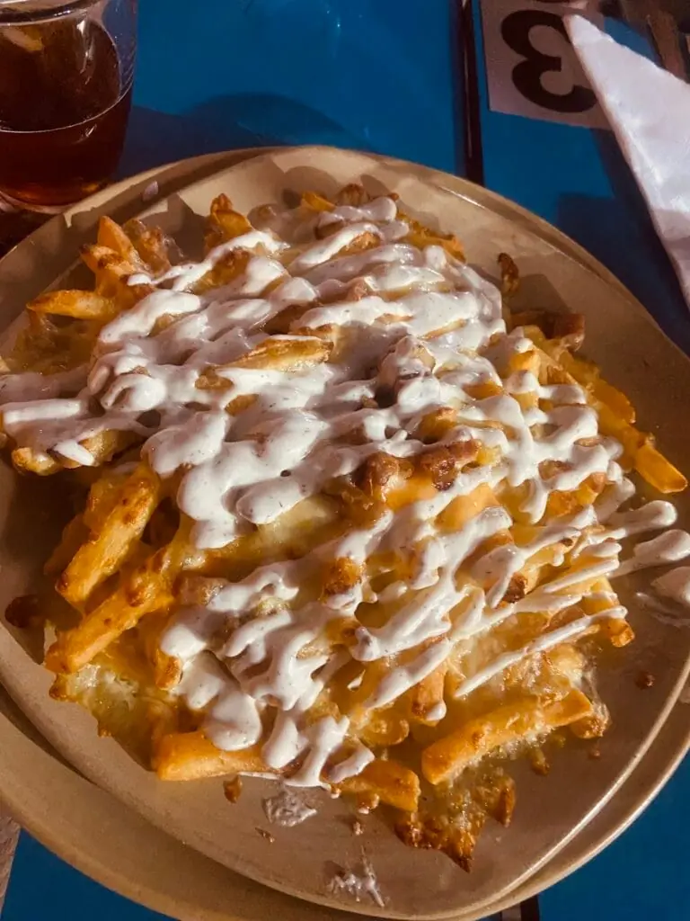 Patatas fritas con salsa alioli servidas en Bar Heladería Mar Mar