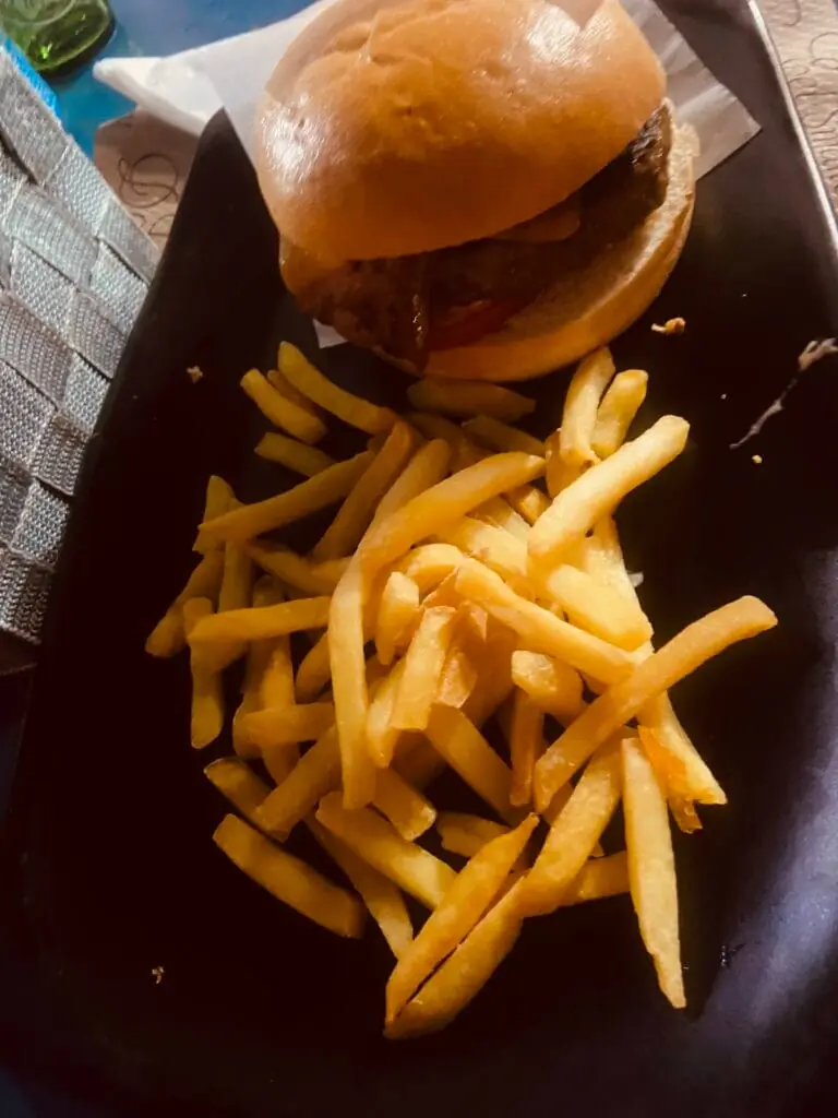 Hamburguesa con patatas fritas servida en Bar Heladería Mar Mar