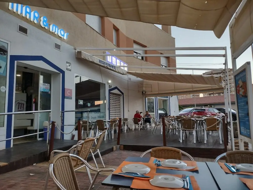 Fachada y terraza de Mar & Mar con el rótulo luminoso del restaurante