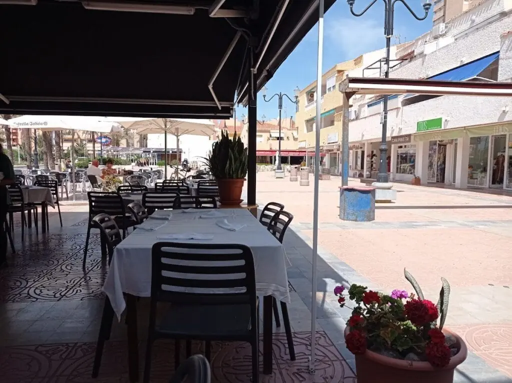 Terraza de Bar Mortadelo en la Plaza Bohemia de La Manga con mesas al aire libre
