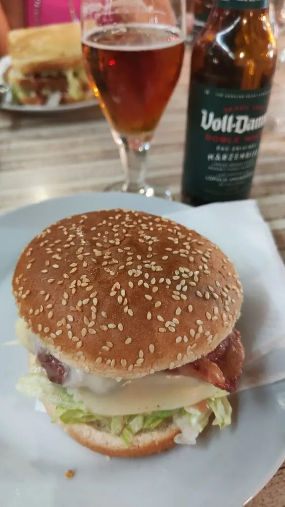 Hamburguesa con queso y bacon de Bar Mortadelo acompañada de cerveza