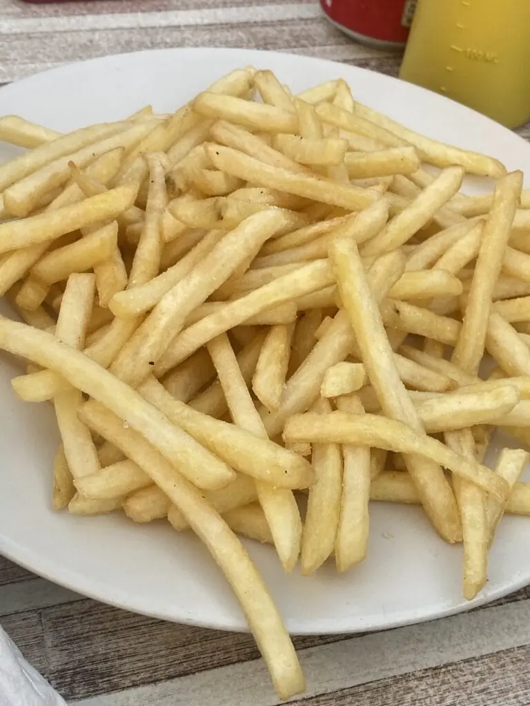 Ración de patatas fritas servida en Bar Mortadelo