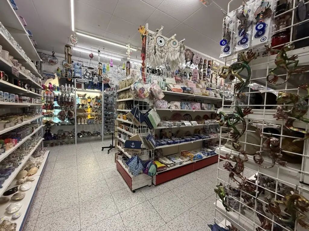 Fachada de Bazar Zambra en el Conjunto Zambra, La Manga