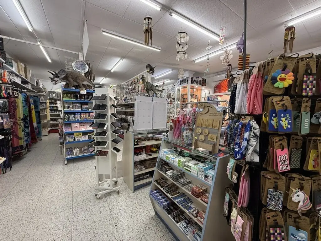 Interior de Bazar Zambra con artículos variados
