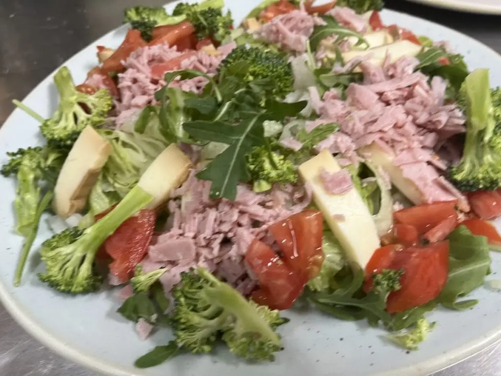 Ensalada servida en Bear Burger&Beer, La Manga