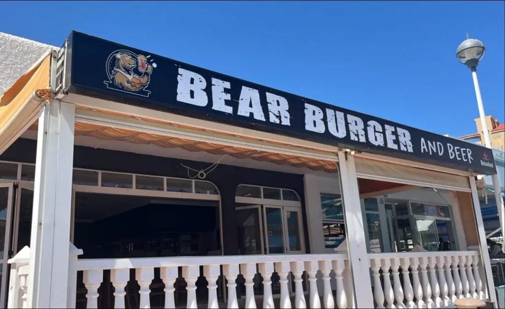 Fachada de Bear Burger&Beer en Plaza del Cavanna, La Manga