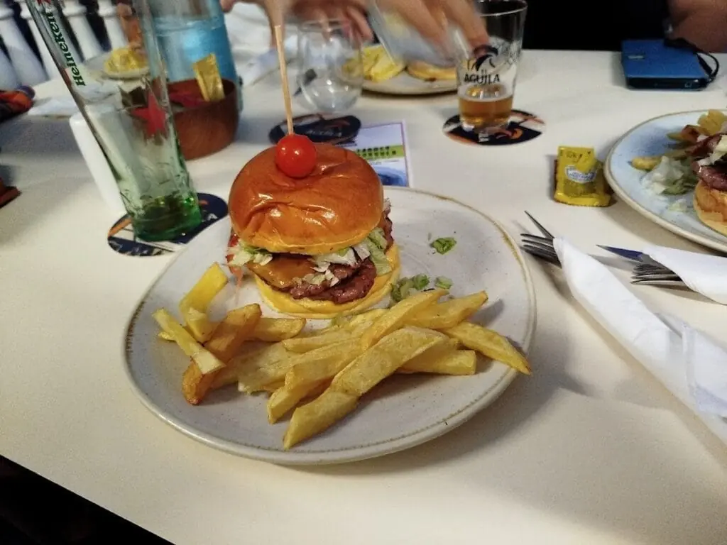Hamburguesa smash con patatas de Bear Burger&Beer
