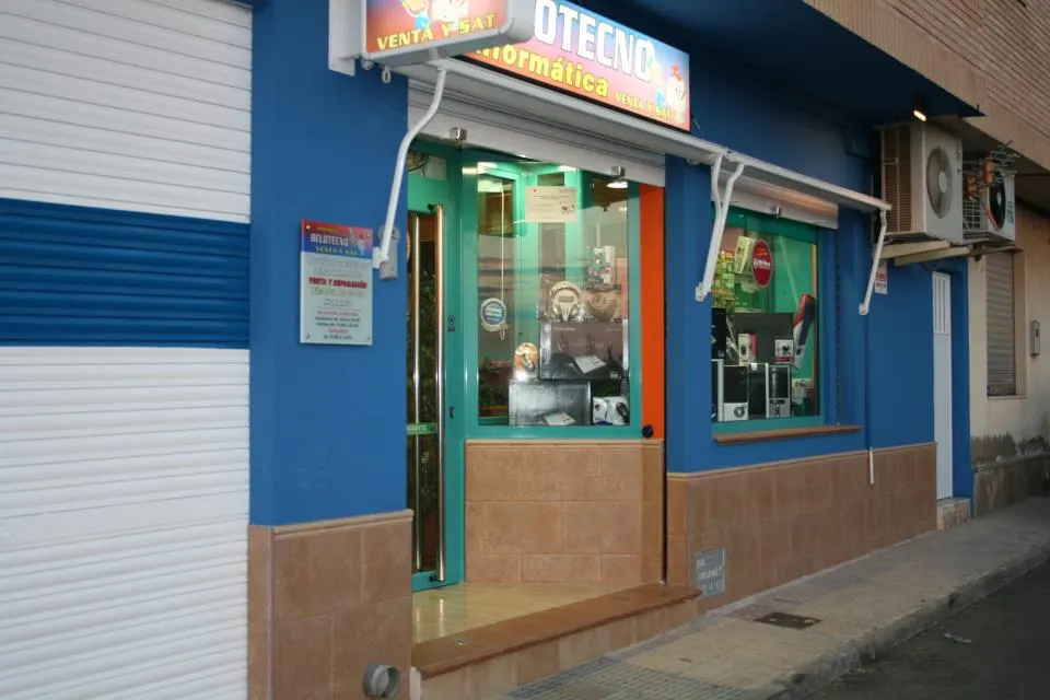 Fachada de la tienda de informática Belotecno, Los Belones