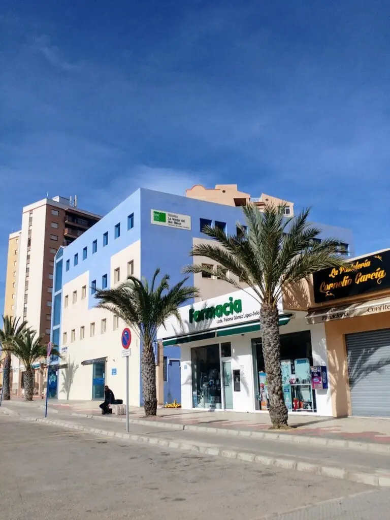 Fachada de la Biblioteca La Manga del Mar Menor