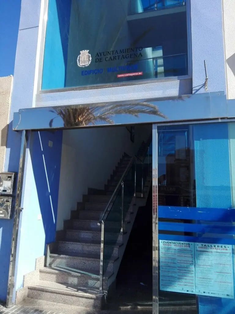 Sala de lectura de la Biblioteca La Manga del Mar Menor
