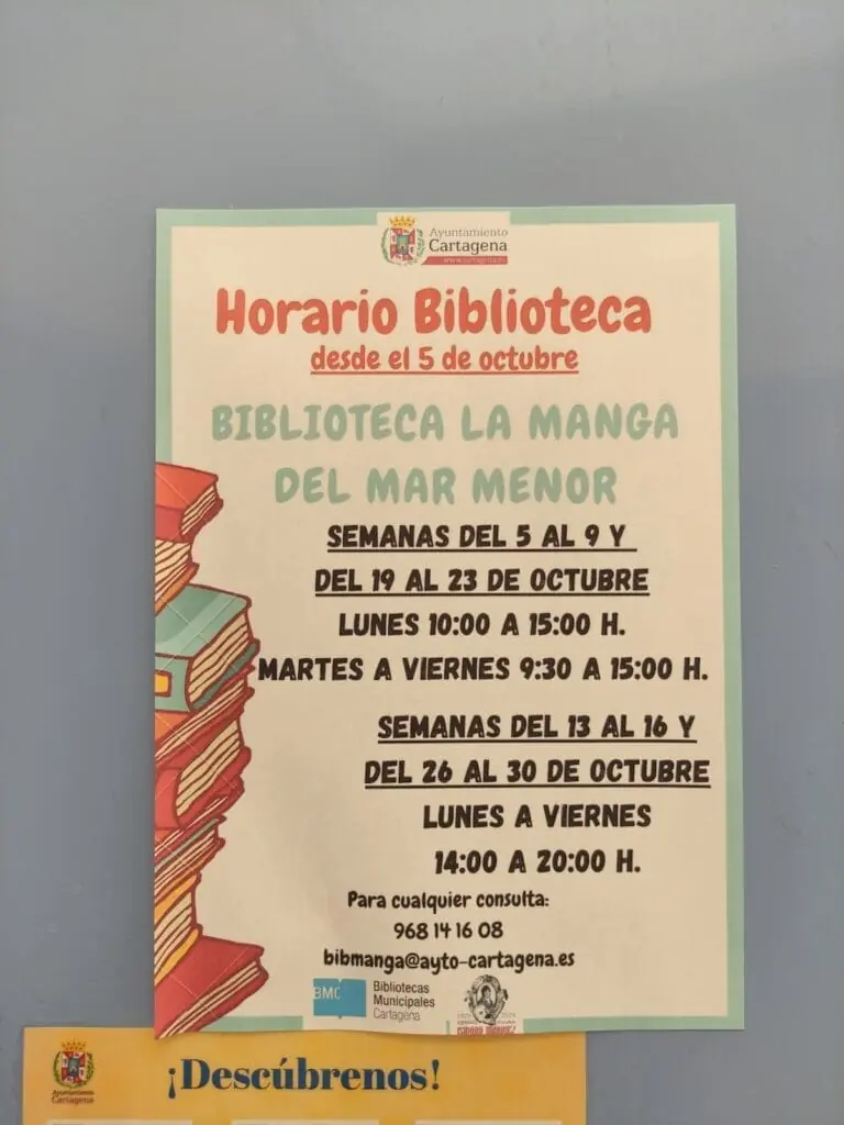 Estanterías de la Biblioteca La Manga del Mar Menor
