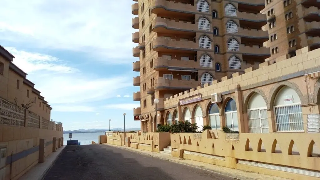 Cartel con el horario de verano de la Biblioteca Pública La Manga-San Javier