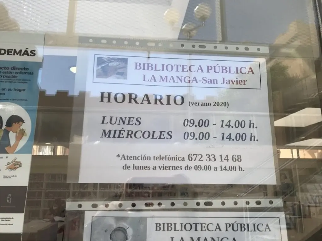 Zona de ordenadores y estanterías de la Biblioteca de La Manga (San Javier)