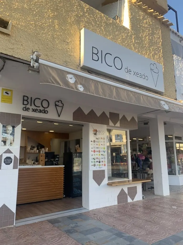 Fachada y escaparate de Bico de Xeado en Plaza Bohemia