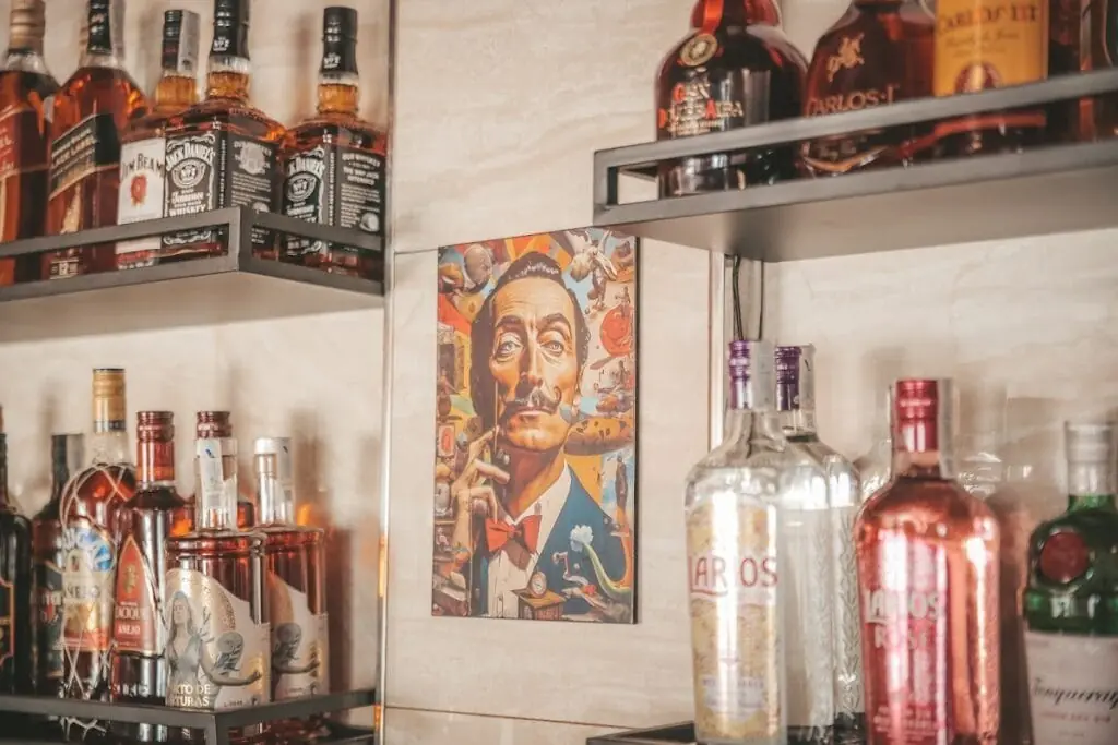 Interior del bar de copas Bigote de Dalí, con botellas de licor en las estanterías