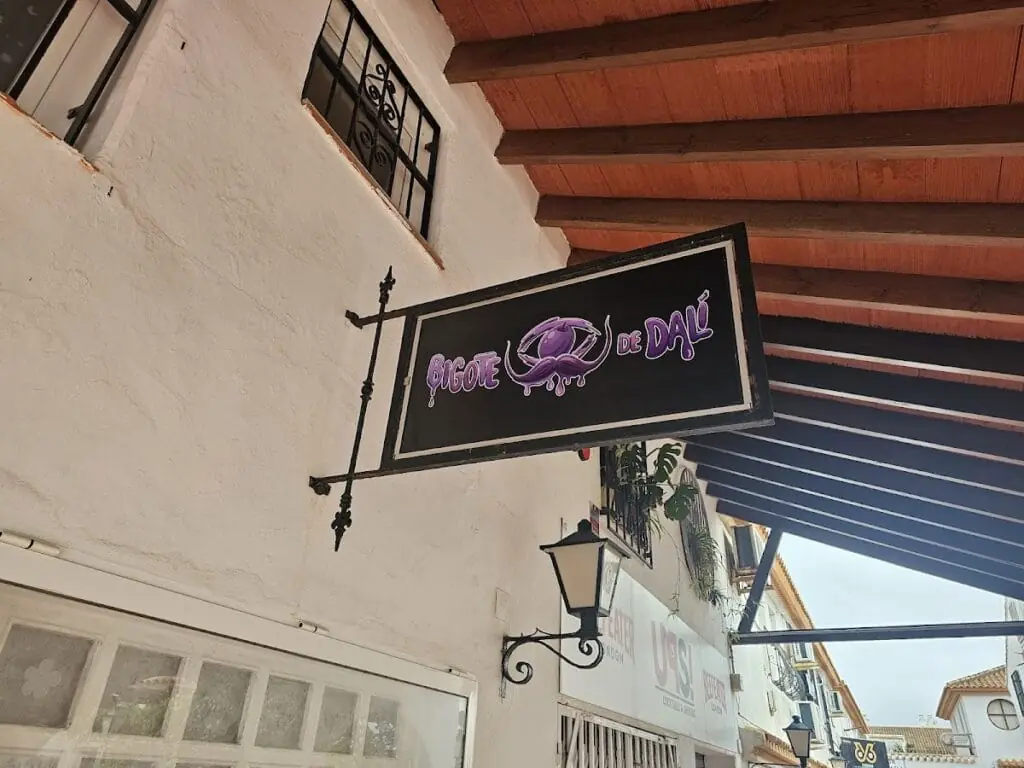Rótulo de Bigote de Dalí en la entrada del local, en el Zoco Alcazaba