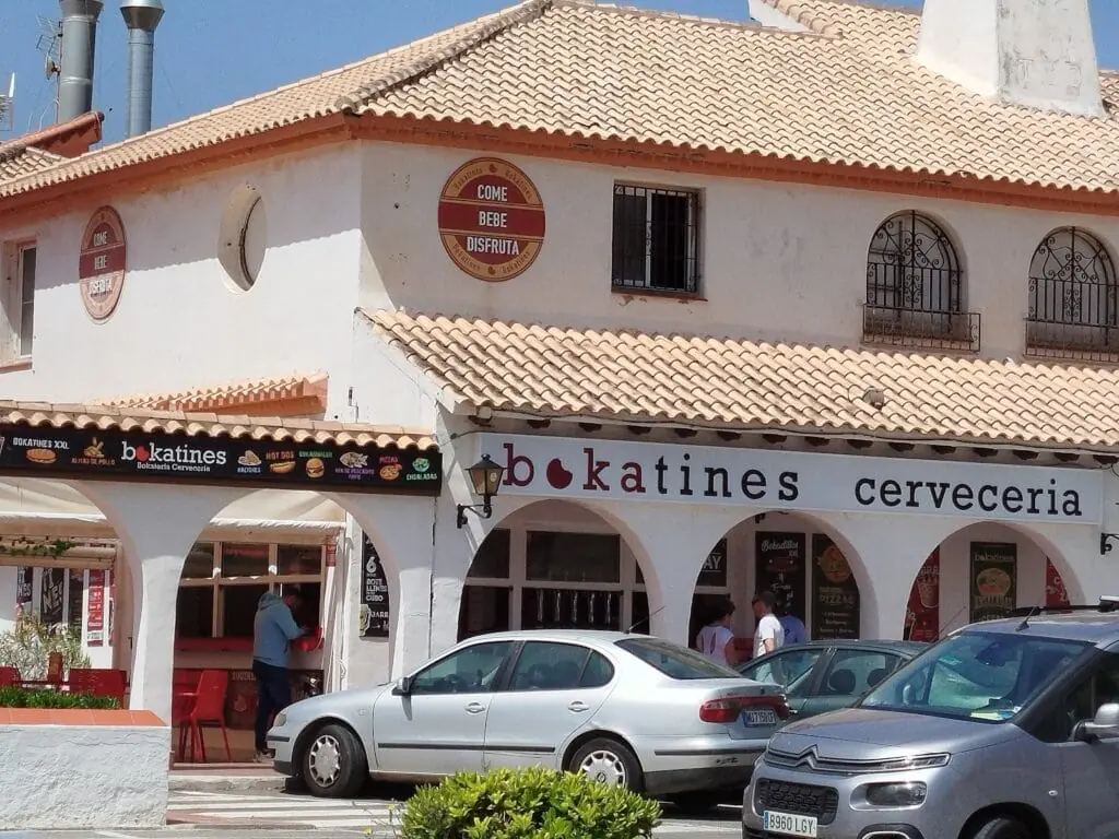 Fachada de Bokatines en Alcazaba Zoco, La Manga