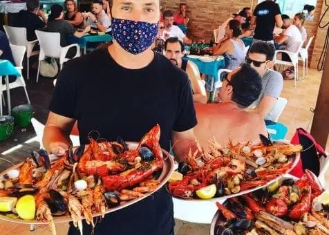 Bandeja de marisco servida en Bonobo Playa, La Manga