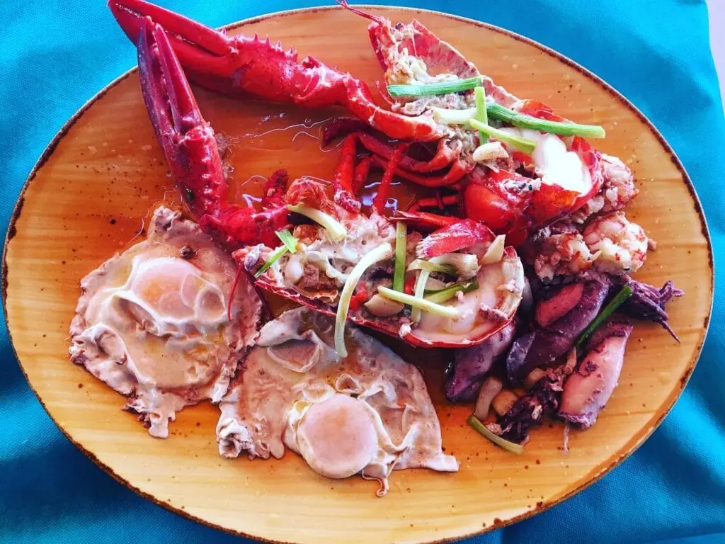 Mariscada servida en Bonobo Playa, La Manga