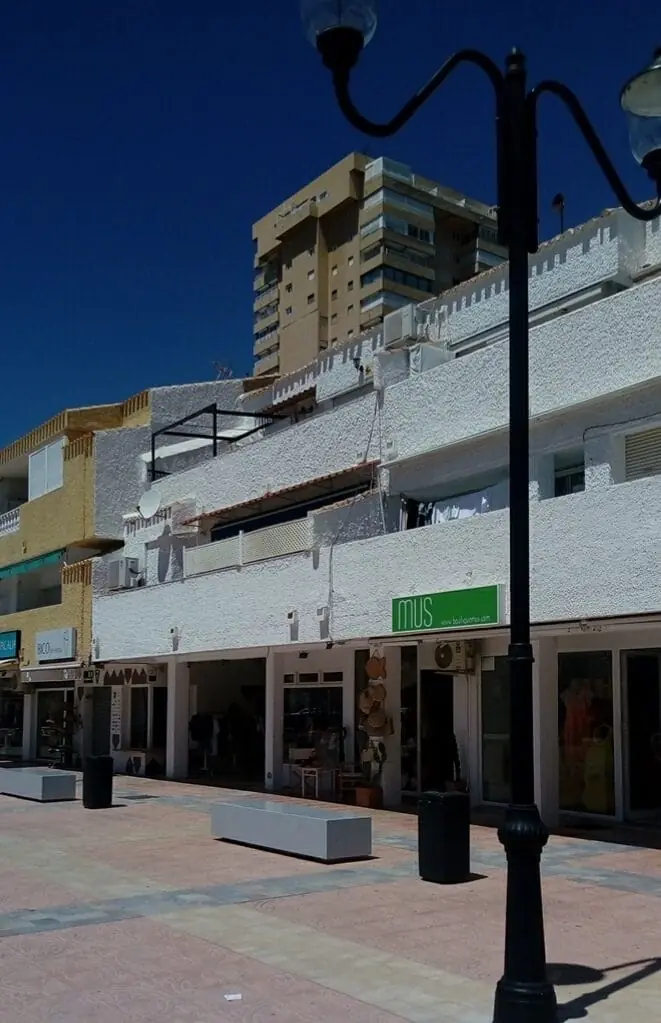 Escaparate de Boutique MUS en Plaza Bohemia, La Manga