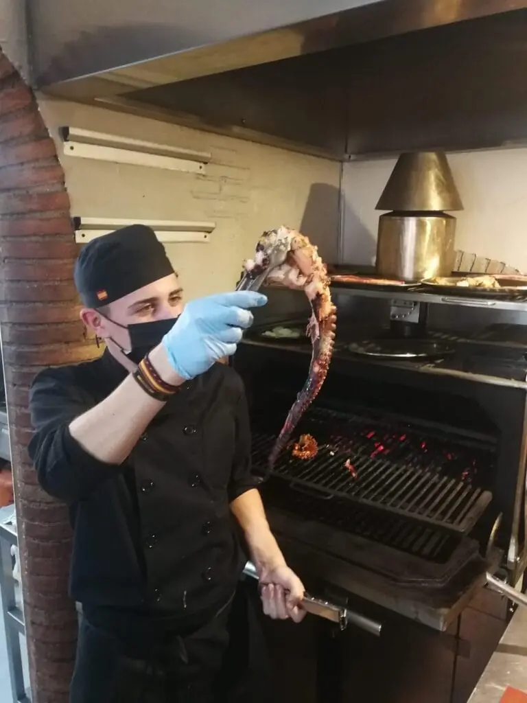 Cocinero trabajando en la brasa de Brasería Garnacha