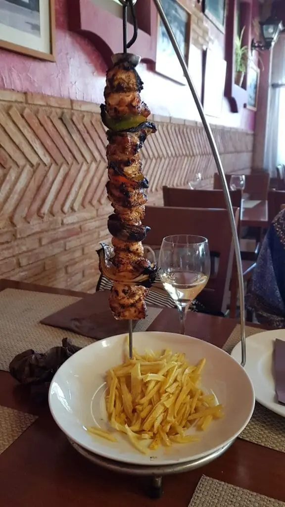 Plato servido en Brasería Garnacha, Los Belones