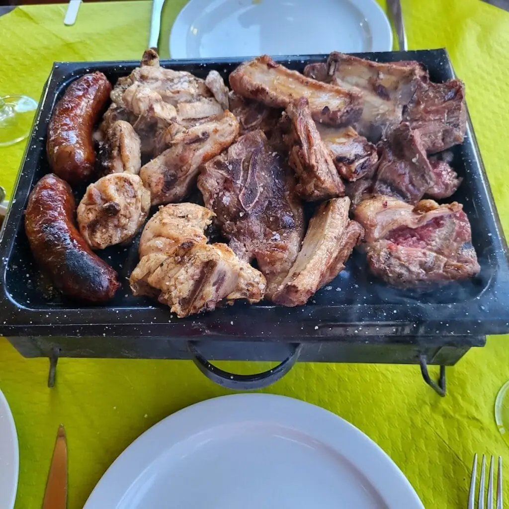 Selección de carnes a la brasa servida en Brasería La Vaca Gallega